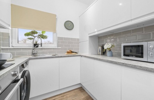 Coatbridge Apartment | Modern 2 bedroom apartment with parking and wifi.
