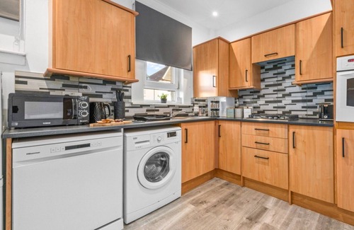 Coatbridge Apartment | Modern 2 bedroom apartment with on street parking and wifi.