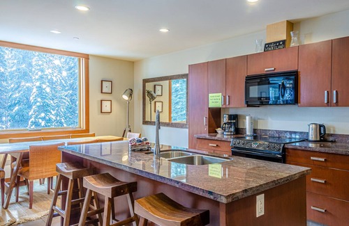 Sun Peaks Cabin | Modern 2 bedroom apartment in village centre