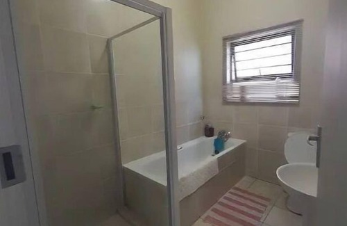 Germiston Apartment | Modern 2 bedroom apartment 5 min from the mall