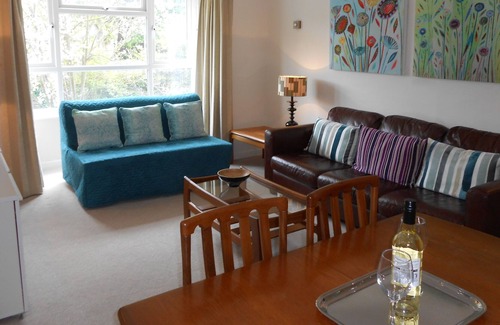 St. Mark's Apartment | Modern 2 Bedroom Apartment, wifi ,parking space, 20 minutes to Central London,