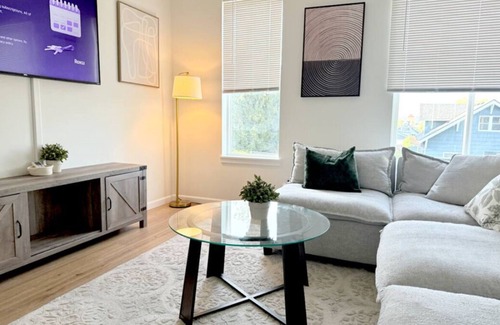 Eastside Apartment | Modern 2-bedroom apartment with AC, WiFi in Tacoma
