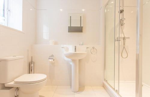 Oxford Apartment | Modern 2 Bedroom Apartment with Parking, Near Headington Hospitals & Oxford Brookes