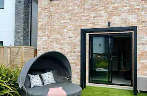 Riccarton House | Modern 2 bedroom by Hagley Park