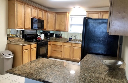 Lake Shore - Lake Vista Condo | Modern 2 bedroom Condo in Excellent Location, Steps to Lake Pontchartrain