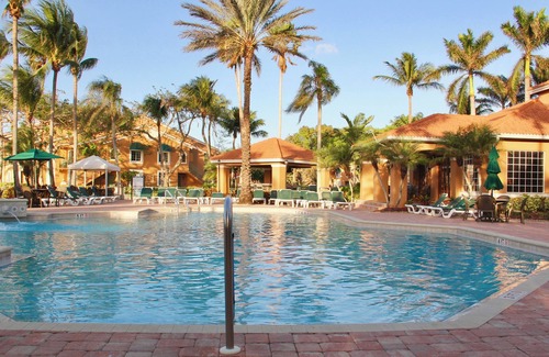 Naples Condo | Modern 2-bedroom condo with all amenities close to downtown, beach and shops
