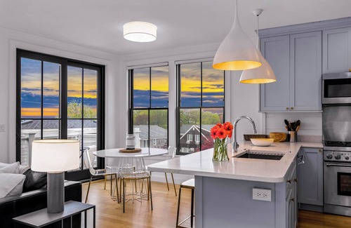 Provincetown House | 🏳️‍🌈 Modern 2-Bedroom East End Condo 🚗 2 Car Parking 😎 Steps from the Beach
