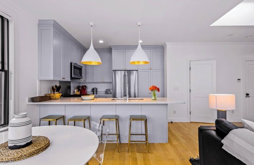 Provincetown House | 🏳️‍🌈 Modern 2-Bedroom East End Condo 🚗 2 Car Parking 😎 Steps from the Beach