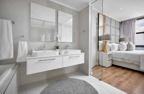 Greater Johannesburg Metropolitan Area Apartment | Modern 2-bedroom Executive apartment with WiFi, in Masingita Towers Sandton