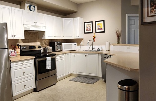 North End Condo | Modern 2 Bedroom Ground Floor Walkout Condo -COK-STR-BL4091634