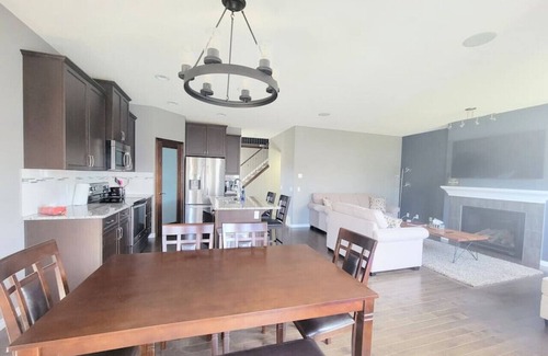Northwest Edmonton House | Modern 2 Bedroom house - North Edmonton