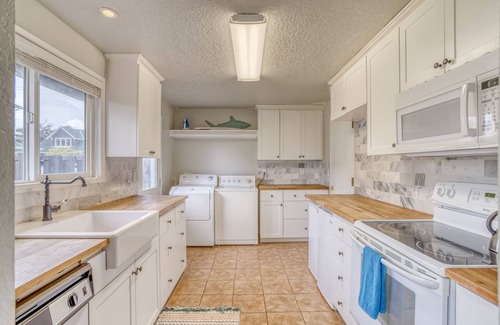 Gearhart House | Modern 2 Bedroom in Heart of Downtown Gearhart, Two Blocks from Beach!