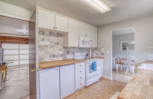 Gearhart House | Modern 2 Bedroom in Heart of Downtown Gearhart, Two Blocks from Beach!