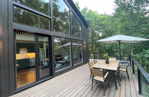 Lansing House | Modern 2-bedroom mountain house in brilliant Lansing