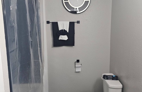 Pascagoula House | Modern 2-bedroom townhome in lovely Pascagoula with AC, WiFi, and workspace.