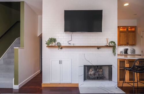 Bucktown House | Modern 2-bedroom townhome in Chicago with private patio