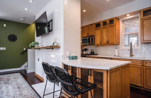 Bucktown House | Modern 2-bedroom townhome in Chicago with private patio