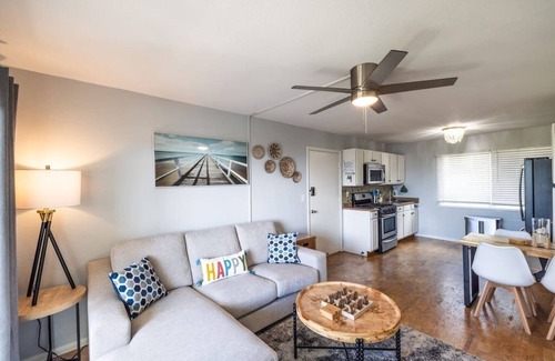 Historic Kailua Village Apartment | Modern 2 Bedroom w/AC + Ocean View, Downtown