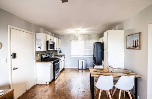Historic Kailua Village Apartment | Modern 2 Bedroom w/AC + Ocean View, Downtown