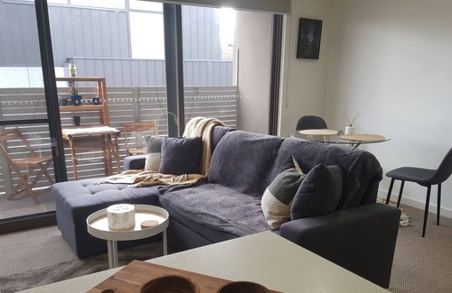 Macleod West Apartment | Modern 2 BR Apartment - 4 Beds - near Latrobe Uni & Hospitals. Secure Parking.