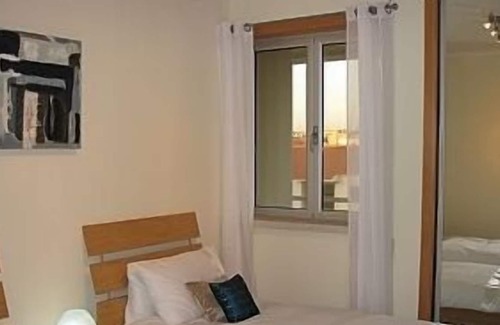 Sao Martinho do Porto Apartment | Modern 2 bed apartment with balcony, built in bbq, "FREE WI-FI" & communal pool