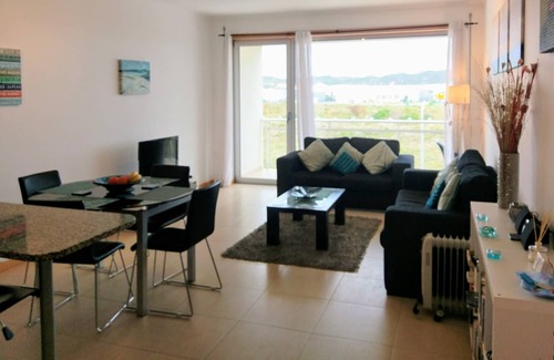 Sao Martinho do Porto Apartment | Modern 2 bed apartment with balcony, built in bbq, "FREE WI-FI" & communal pool