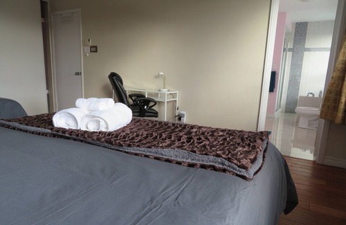 Bayview Woods - Steeles House | ★★★★★ ❤ MODERN ♚ 2 QUEEN BEDS ENSUITE With PARKING