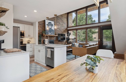 Eagle-Vail Condo | Modern 2B/2B Condo in Prime Eagle-Vail Location; golf course, pool, tennis!