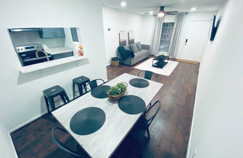 North Houston Apartment | Modern 2B | Free Parking + Wi-Fi | Near IAH & DT