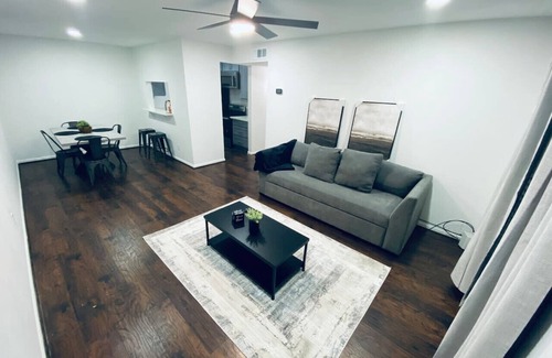 North Houston Apartment | Modern 2B | Free Parking + Wi-Fi | Near IAH & DT