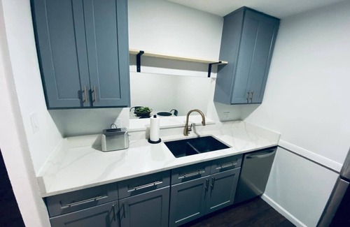 North Houston Apartment | Modern 2B | Free Parking + Wi-Fi | Near IAH & DT