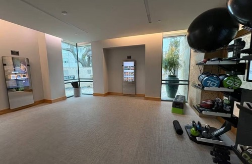 Westpark Apartment | Modern 2b2b Home w Pool/Gym