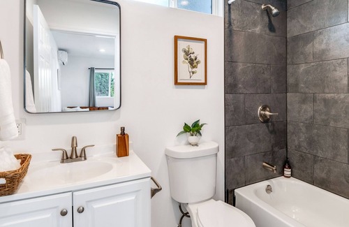 South Wrigley Apartment | Modern 2BD/1Bath CasitaSuite in Central Long Beach