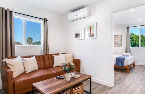South Wrigley Apartment | Modern 2BD/1Bath CasitaSuite in Central Long Beach