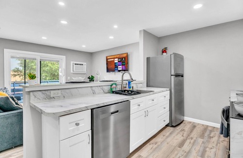 West Arlington Apartment | Modern 2BD/2BA Flat Gym & Pool | Heart of Downtown