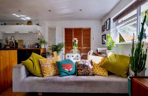 College Apartment | Modern 2BD Flat w/Decked Terrace, Dulwich