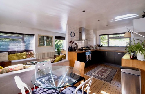 College Apartment | Modern 2BD Flat w/Decked Terrace, Dulwich