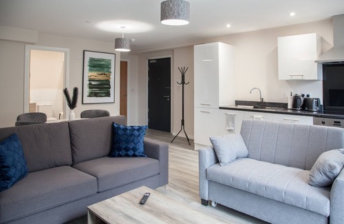 Trafford Apartment | Modern 2BD Apt in Manchester City W/Free Parking