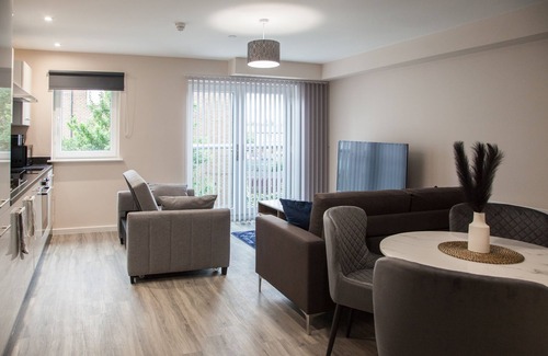 Trafford Apartment | Modern 2BD Apt in Manchester City W/Free Parking