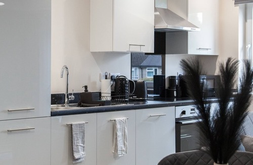 Trafford Apartment | Modern 2BD Apt in Manchester City W/Free Parking