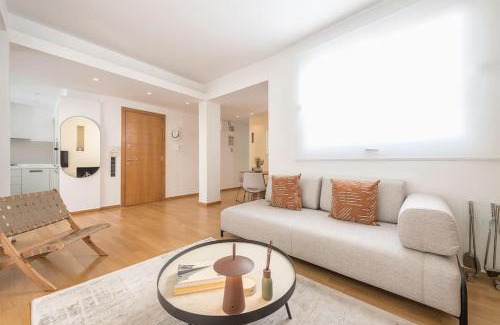 Plaka Apartment | Modern 2BDR Flat w Hot Tub & Big Terrace in Plaka