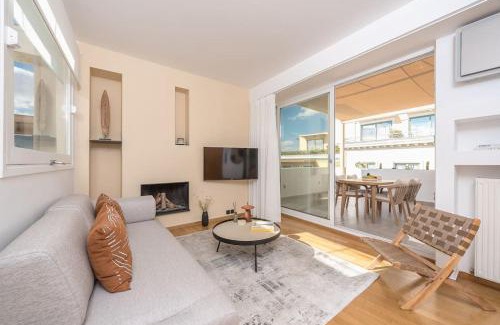 Plaka Apartment | Modern 2BDR Flat w Hot Tub & Big Terrace in Plaka