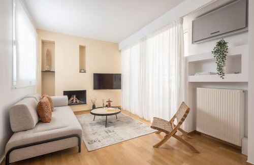 Plaka Apartment | Modern 2BDR Flat w Hot Tub & Big Terrace in Plaka