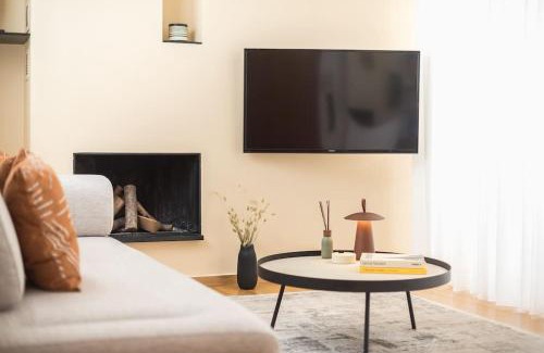 Plaka Apartment | Modern 2BDR Flat w Hot Tub & Big Terrace in Plaka