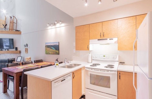 Whistler Condo | Modern 2BDR + Loft | Close to Ski Lifts and Shops