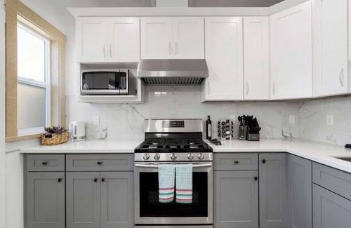 Excelsior House | Modern 2Bed 2Bath w/parking in Excelsior District