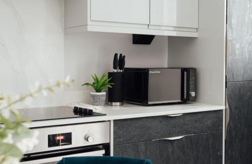 Dorking Apartment | Modern 2Bed House - Walk to Station & High Street, Near Surrey Hills & Denbies Vineyard