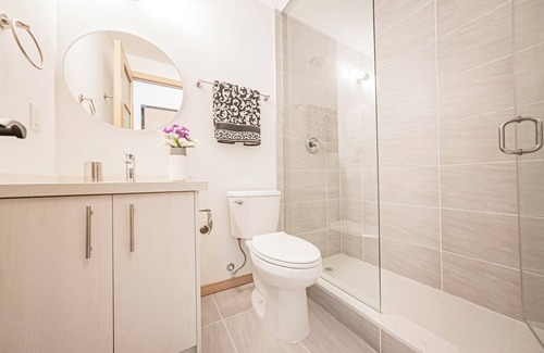 Pleasant View House | Modern 2Beds TownHome Toronto - 5MINs to Seneca College & Fairview Mall