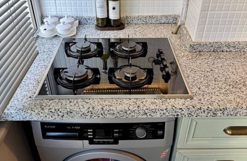Fındıkzade Condo | Modern 2BR – 1 Min to Tram, 5 Min to Metro – Family Friendly, A/C, Netflix, Wifi