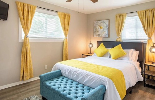 College Park Apartment | Modern 2BR 1BA - 5-min to ATL Airport - Free Parking-3B